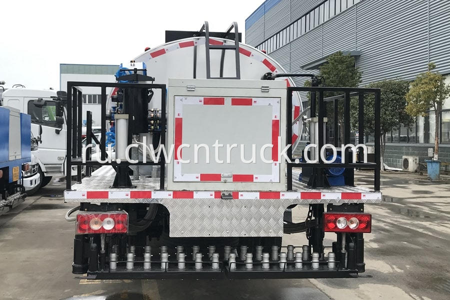 bitumen sprayer truck 5